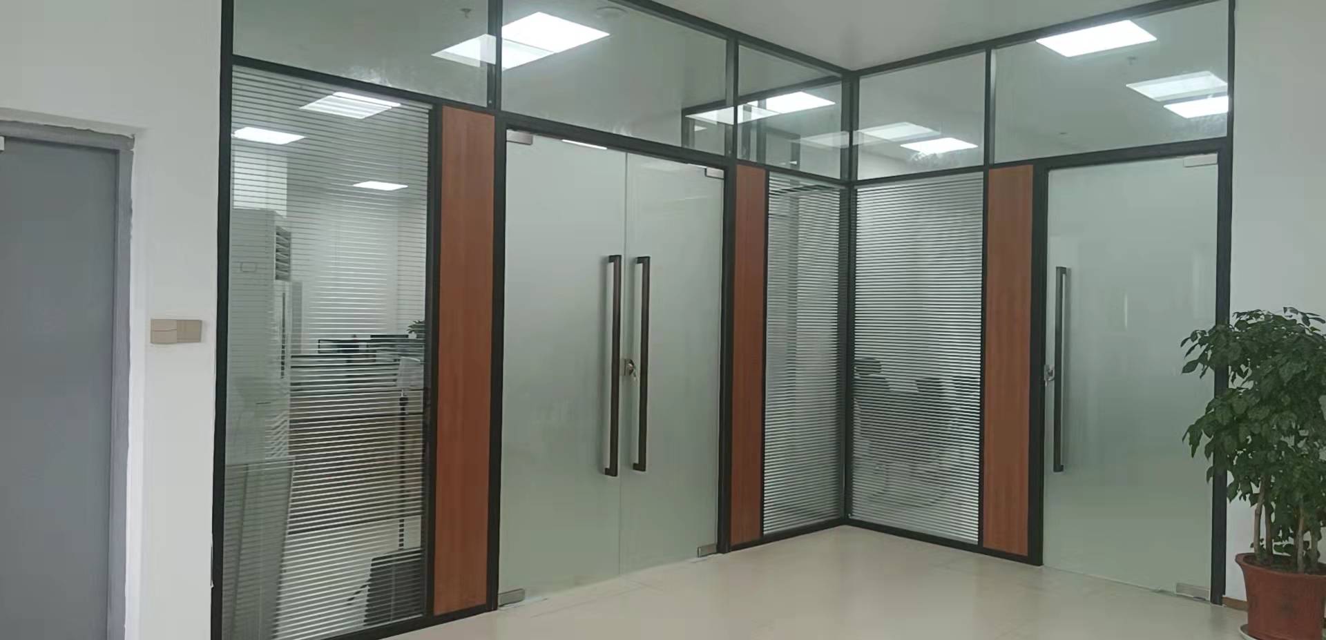 雙玻璃百葉桃子视频在线观看